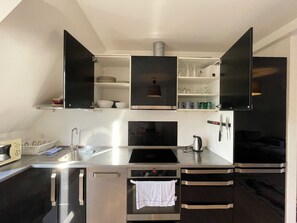 Køleskab, mikrobølgeovn, ovn, kogeplade