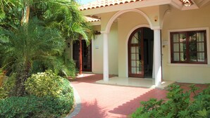 Unclassified image, 3 of 36, button - Modern Villa Near the Beach of Mambo With Private Pool (Willemstad)