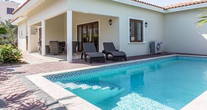 Modern Villa Near the Beach of Mambo With Private Pool