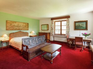 House | 7 bedrooms, individually furnished