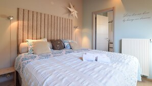 Ein Schlafzimmer mit einem Bett, einer Stern-Dekoration an der Wand und einem motivierenden Zitat.
