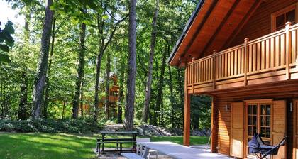 Spacious Chalet Located at Bomal with Hot Tub & Garden Parlour