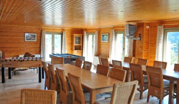 Chalet | Dining - Holiday Home in La Roche With Sauna & Games (La Roche-en-Ardenne)