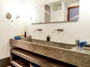 Villa | Bathroom | Shower, towels - Lavish Villa by the Sea in Kralendijk With Pool (Kralendijk)