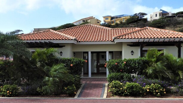 Exterior - Modern Holiday Home Near Mambo Beach in Willemstad (Willemstad)