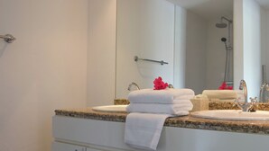 Vila | Kamar mandi | Shower dan handuk