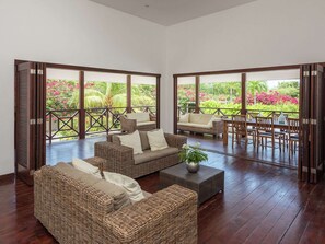 DVD player, MP3 dock - Villa With Private Pool in Jan Thiel Curacao (Jan Thiel)