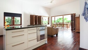 Vila | Dapur pribadi | Mesin pembuat kopi/teh, lemari es, microwave, dan oven