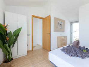 3 bedrooms, iron/ironing board, Internet, bed sheets