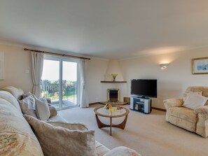 Living room - Spacious and Comfortable Holiday Home With Large Private Garden, Near the Beach (Padstow)
