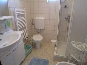 Bathroom - Cozy House Apartment With Balcony and Barbecue for Use, Close to Sea and Town (Pag)