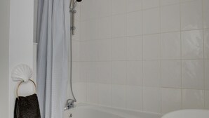 Unclassified image, 4 of 13, button - Apartment in Old-style With bay Window, a Modern Kitchen and a Warm Chimney (Brighton)