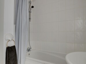 Apartment | Badezimmer | Duschwanne, Handtücher