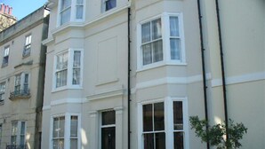 Unclassified image, 2 of 13, button - Apartment in Old-style With bay Window, a Modern Kitchen and a Warm Chimney (Brighton)