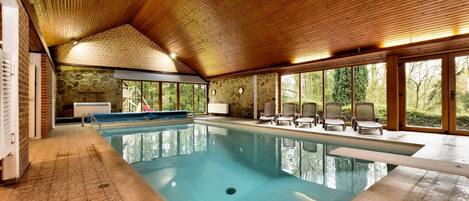 Een binnenzwembad en een buitenzwembad