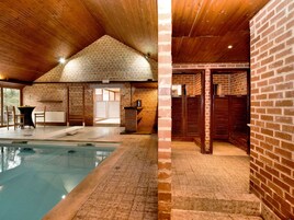 Una piscina techada, una piscina al aire libre