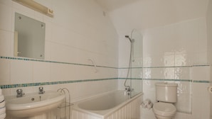 Combined shower/bathtub, towels - Spacious Apartment in Saint Merryn With Garden (Padstow)