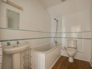 Combined shower/bathtub, towels - Spacious Apartment in Saint Merryn With Garden (Padstow)