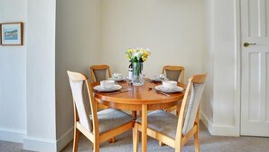 Dining - Spacious Apartment in Saint Merryn With Garden (Padstow)