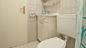 Apartment | Bathroom | Shower, towels - Homely Apartment in Rovinj Near Sea (Rovinj)
