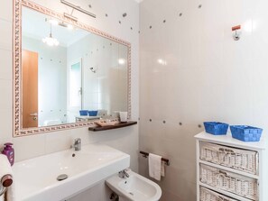 House | Bathroom | Shower, towels - Sea View From Private Garden Terrace With Barbecue (Ragusa)