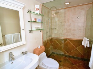House | Bathroom | Bathtub, towels - Magnificent Holiday Home in Kralendijk With Terrace (Kralendijk)