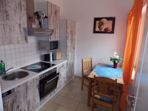 Căn hộ | Bếp riêng | Tủ lạnh, lò vi sóng, lò nướng, máy rửa bát 