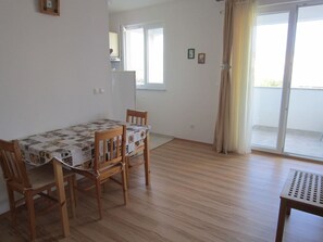Dining - Lovely Apartment With Roof Terrace and Sea View, Near the Beach (Pag)