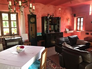 House | Living room - Holiday Home in Langhe With Pool and Terrace (Bastia Mondovì)