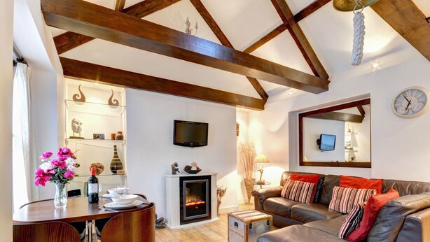 Living room - Luxurious Holiday Home Near the Beach at Looe Cornwall (Looe)