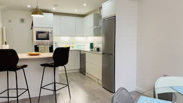 Een koelkast, een microgolfoven, een oven, een vaatwasser