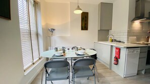 Fridge, microwave, oven, dishwasher - Second Nest Ramsgate Flat 2 (Ramsgate)