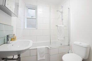 Bathtub, hair dryer, towels - Second Nest Ramsgate Flat 2 (Ramsgate)