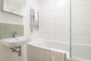 Bathtub, towels - Second Nest Ramsgate Flat 3 (Ramsgate)