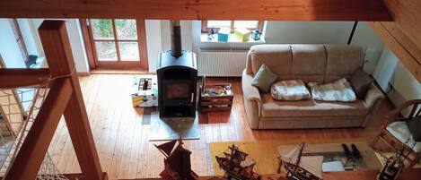 Televisión y chimenea