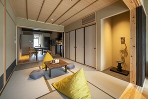 บ้านพักทราดิชันนัล, 3 ห้องนอน, ห้องครัว, วิวสวน (SHIORI) | บริเวณนั่งเล่น | ทีวีจอแบน, พื้นอุ่น