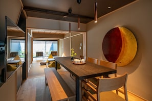Flat-screen TV, heated floors