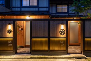 Pintu masuk properti