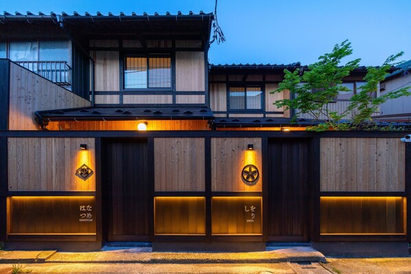 Bagian depan properti - sore/malam