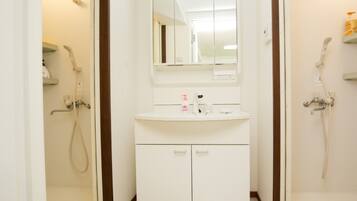 Apartemen (Studio, 3F) | Kamar mandi | Shower, perlengkapan mandi gratis, pengering rambut, dan sandal