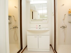 Appartement (Studio, 3F) | Salle de bain | Douche, articles de toilette (gratuits), séchoir à cheveux, pantoufles
