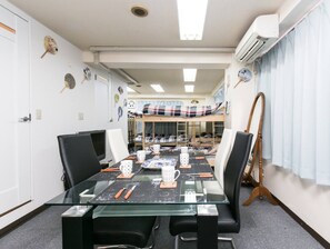 1 habitación, escritorio y sistema de insonorización 