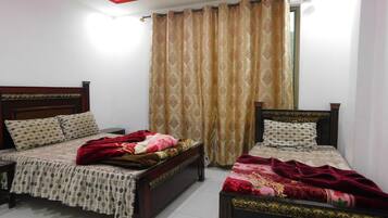 Triple Room | Iron/ironing board, free WiFi