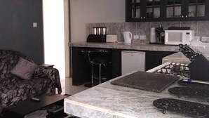 Deluxe Apartment | Private kitchen | Fridge, microwave, oven, electric kettle - Brimstone View Guest Apartments (Old Road Town)