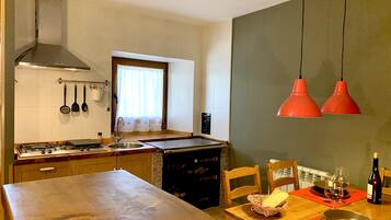 Private kitchen | Fridge, microwave, dishwasher, coffee/tea maker