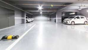 Un estacionamiento con varios niveles y varios coches aparcados.