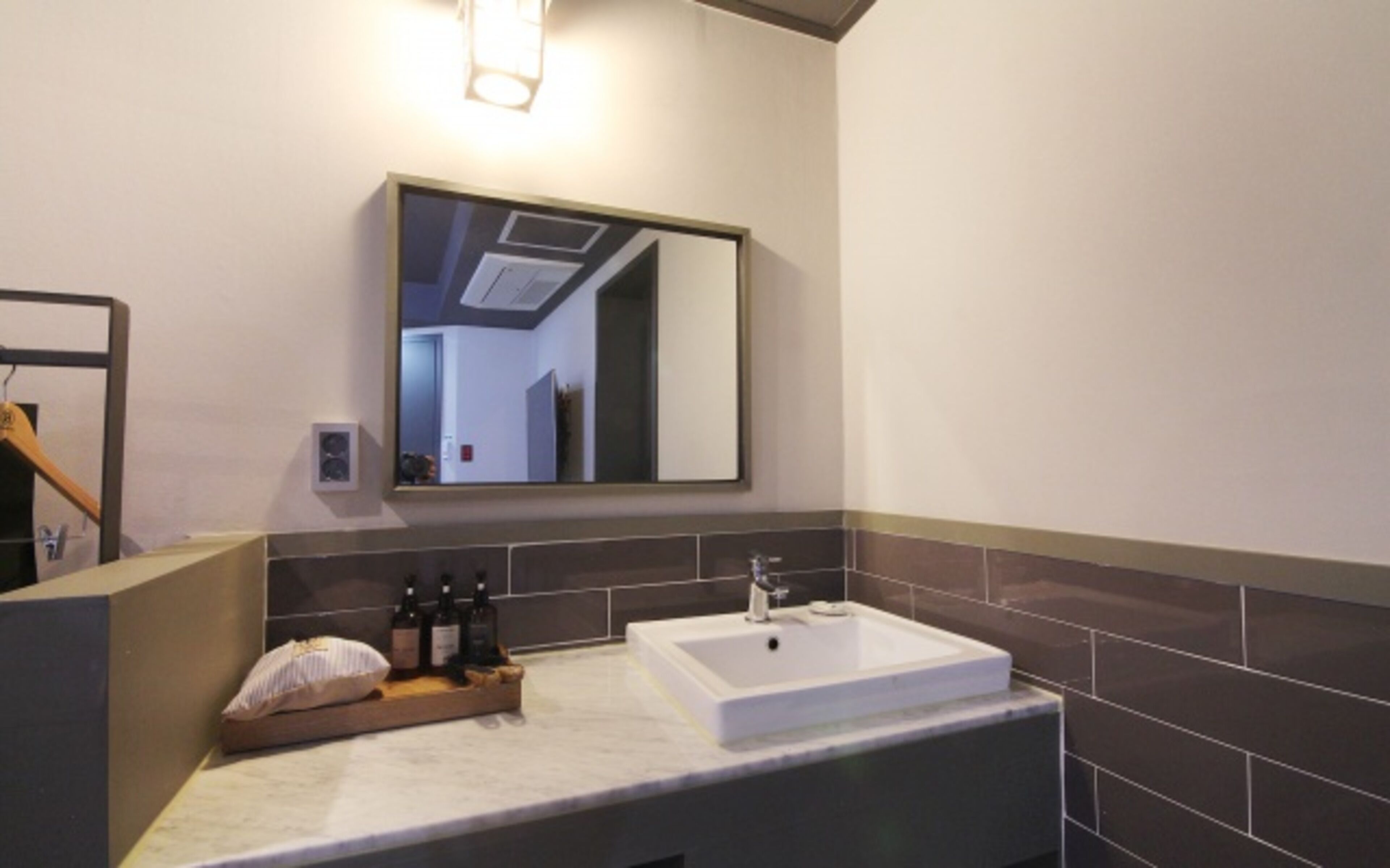 deluxe double room | bathroom sink