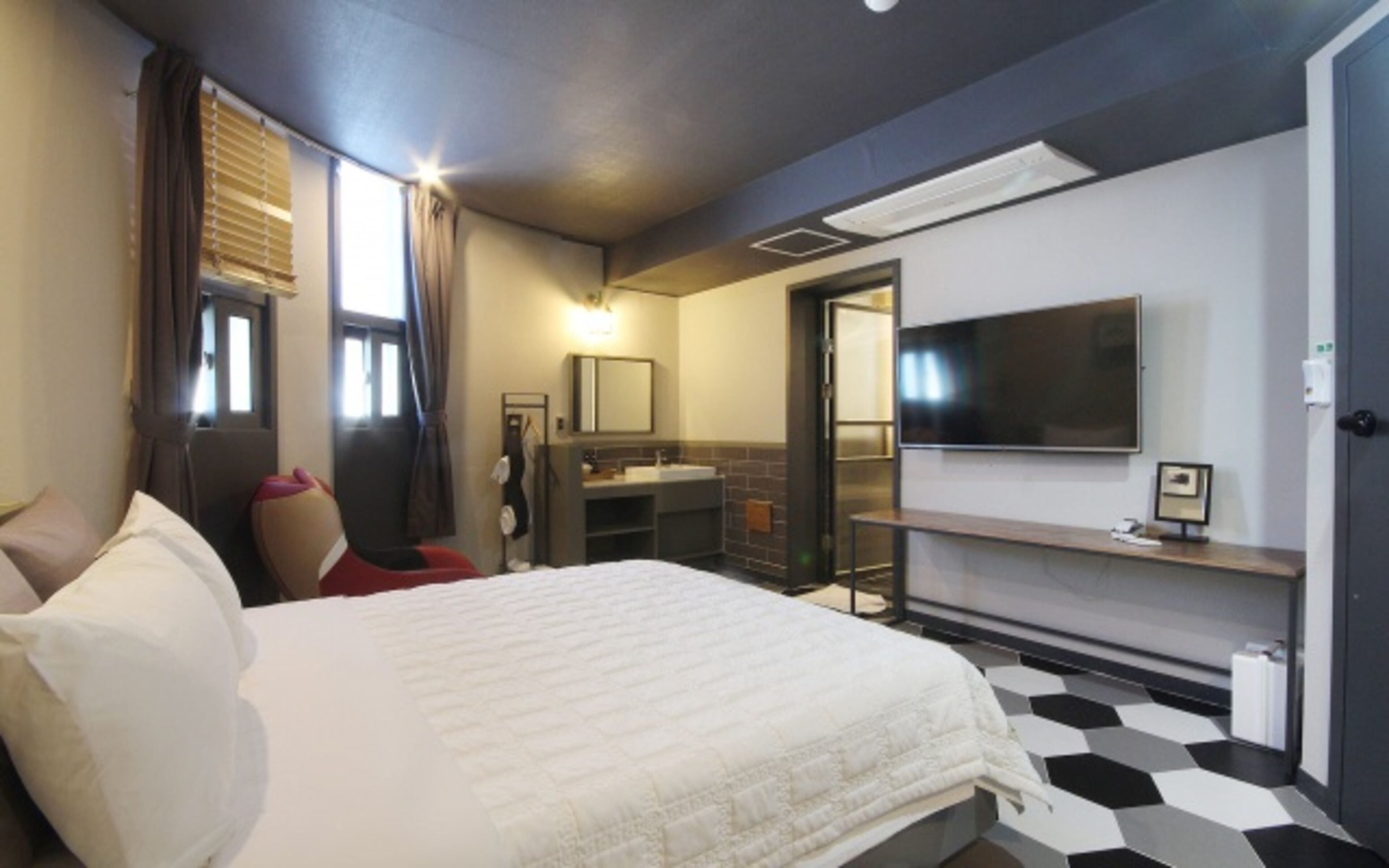 deluxe double room | desk, blackout curtains, free wifi