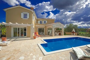 Villa | Exterior