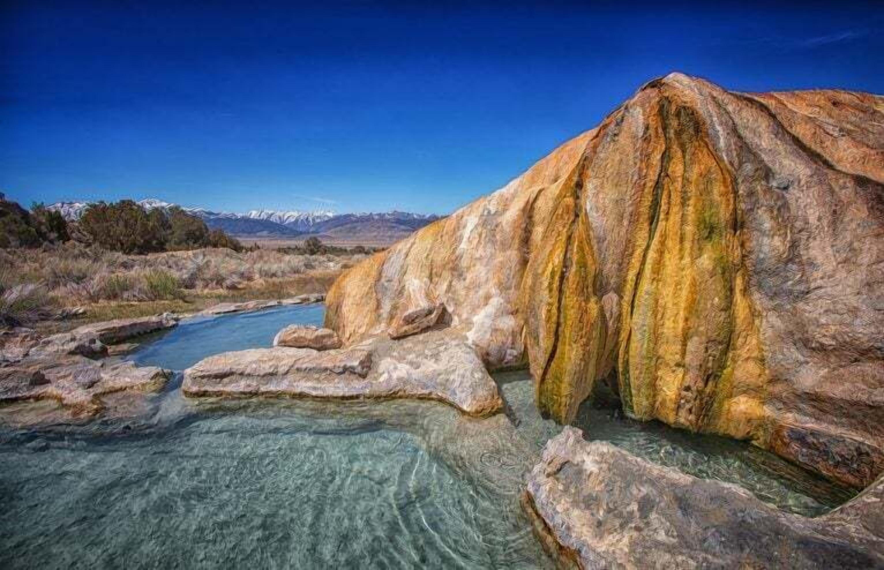Eine natürliche Landschaft mit einem Fluss, klarem Wasser und einer großen Felsformation.